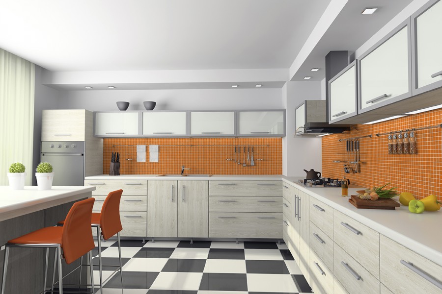 Белая кухня с оранжевым фартуком