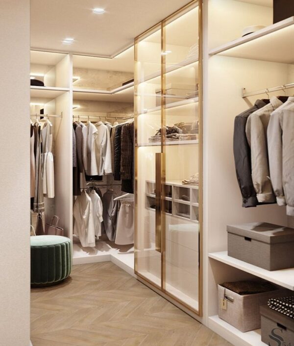 Стеклянный шкаф в гардеробной