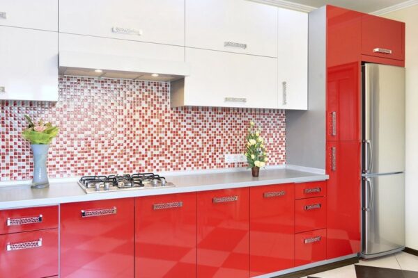 Глянцевая кухня с красным цветом