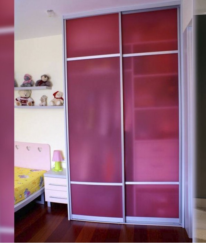 Шкаф купе в детскую комнату с матовым стеклом