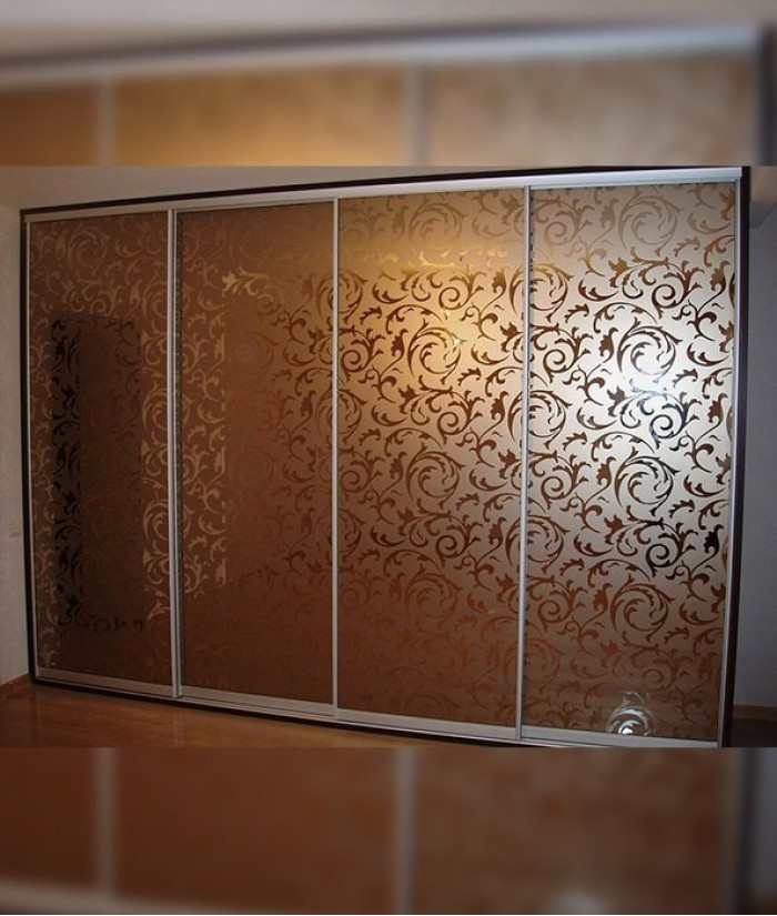 Шкафы купе с пескоструйным рисунком на матовом стекле